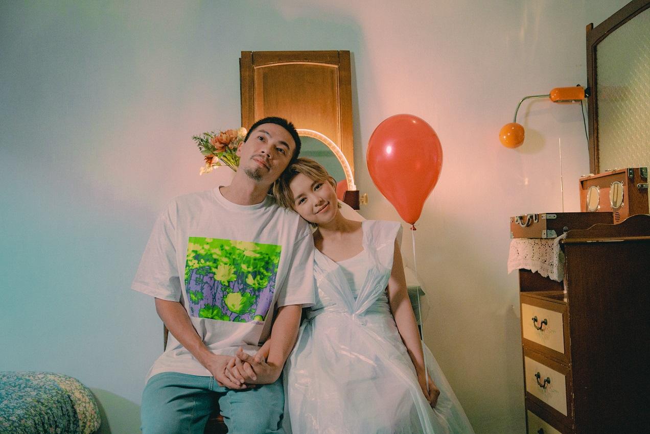 Ceci在MV中首次穿婚紗,不過是用垃圾膠袋做的婚紗。