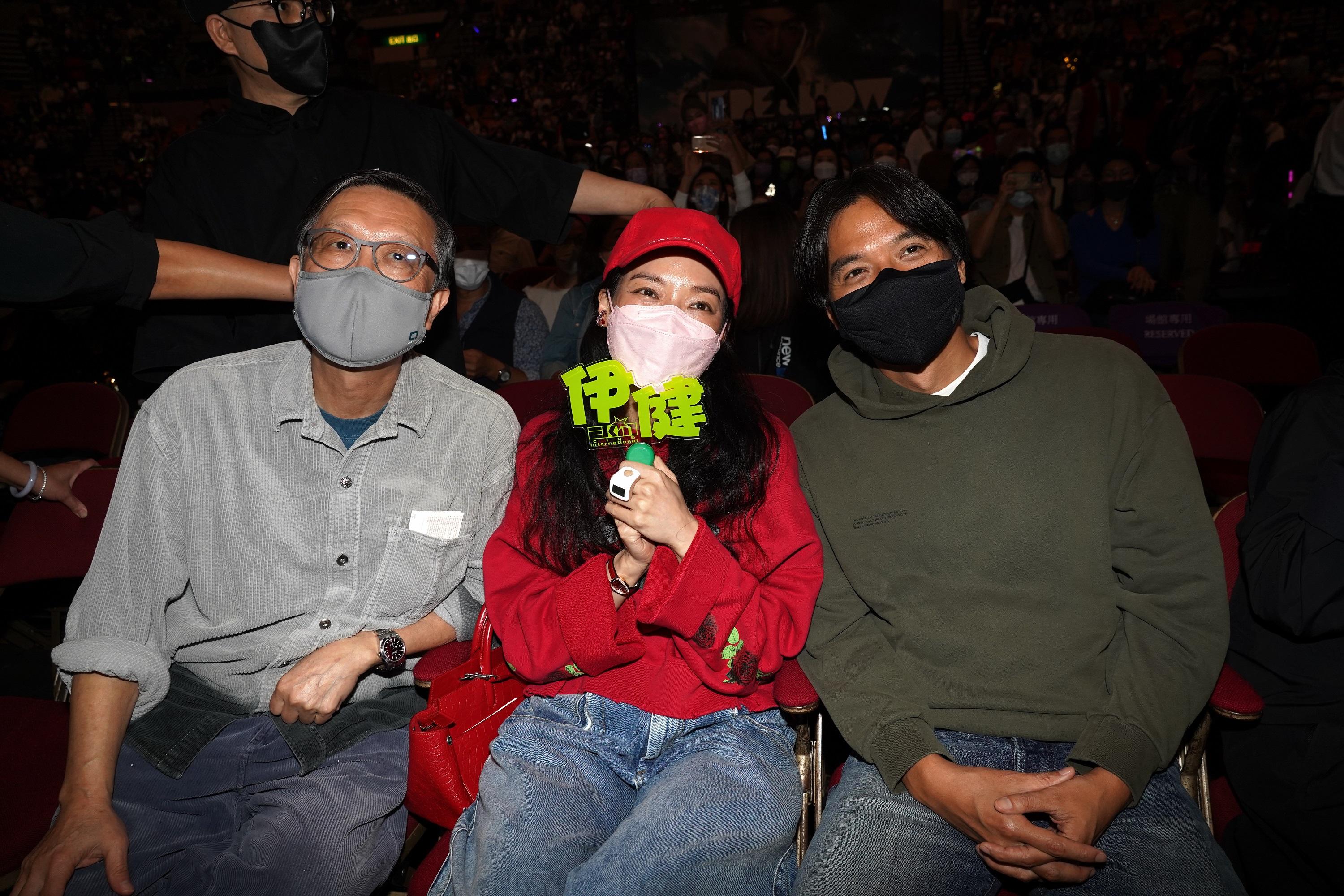 馮德倫與舒淇一齊欣賞伊健演唱會。