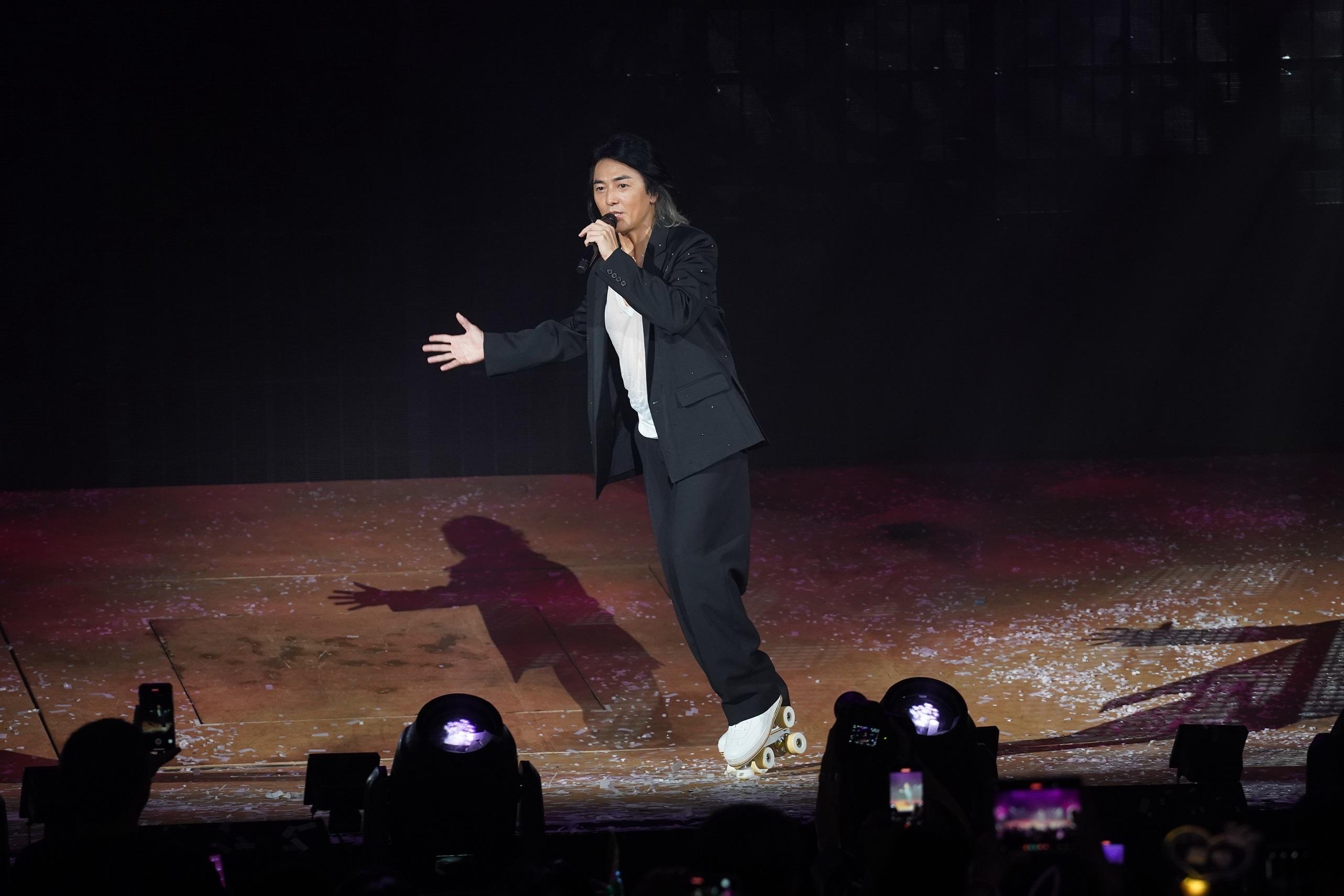 伊健在尾場踩roller。