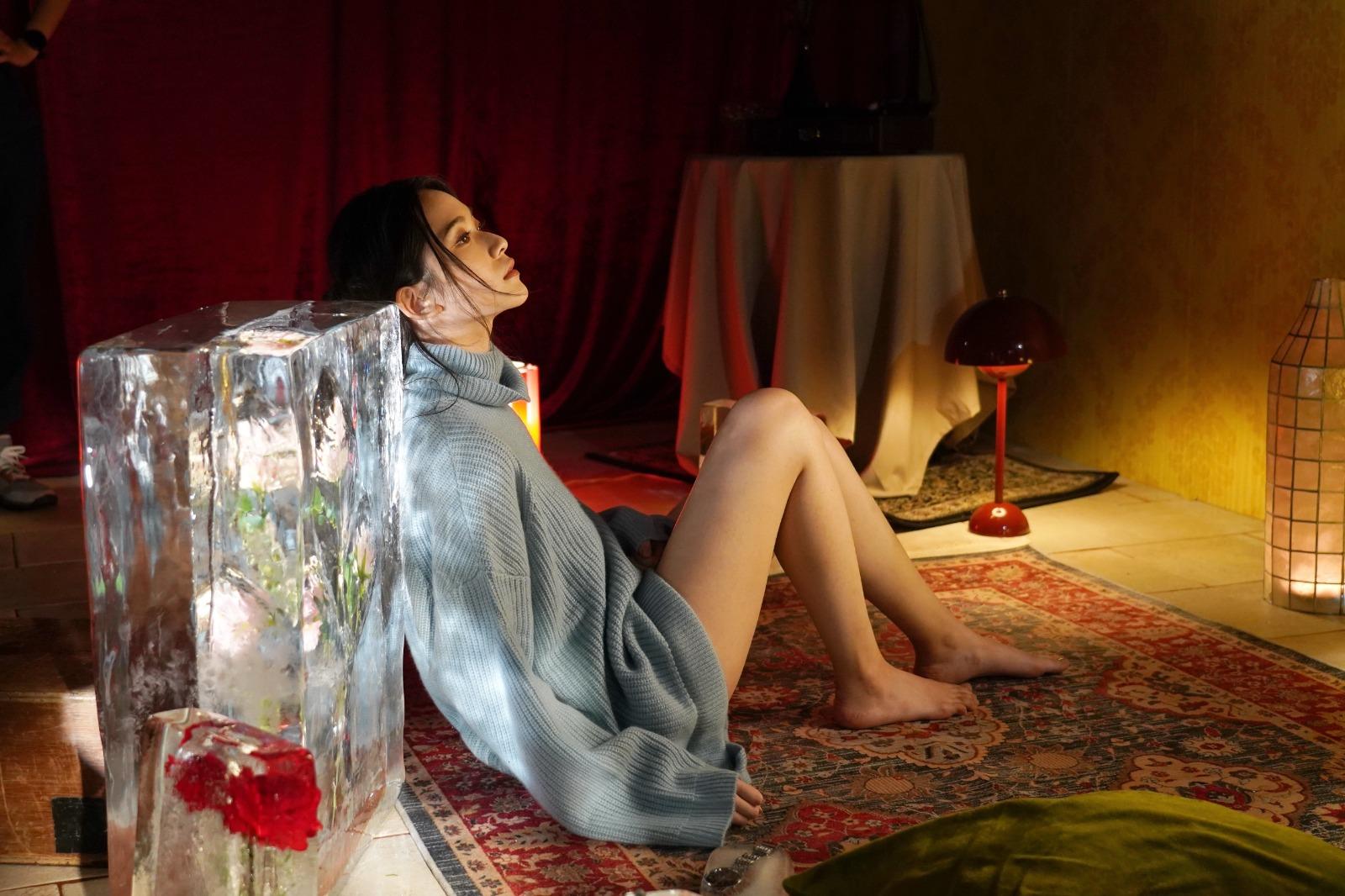 MV也加入Cloud的風格,更要在巨型冰塊旁邊拍攝,凍到腳震。