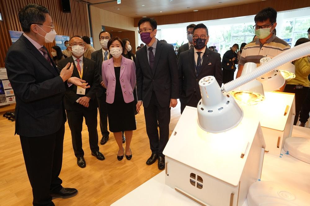 科大研究人員向創科局長孫東(右三)、科大校長葉玉如(左三)及科大副校長鄭光廷(左二)介紹研究項目。