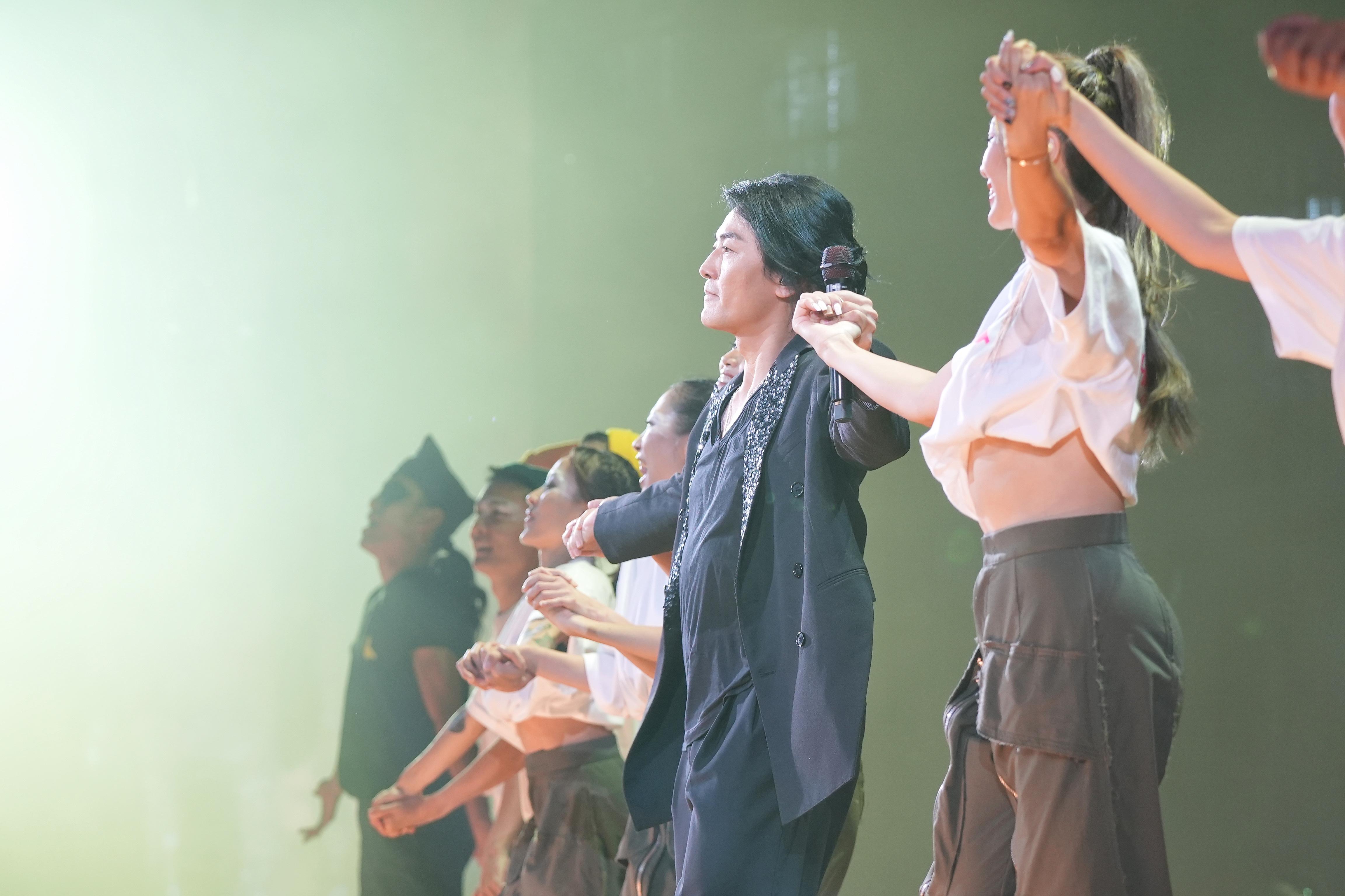 鄭伊健重踏紅館舞台,全城反應熱烈。