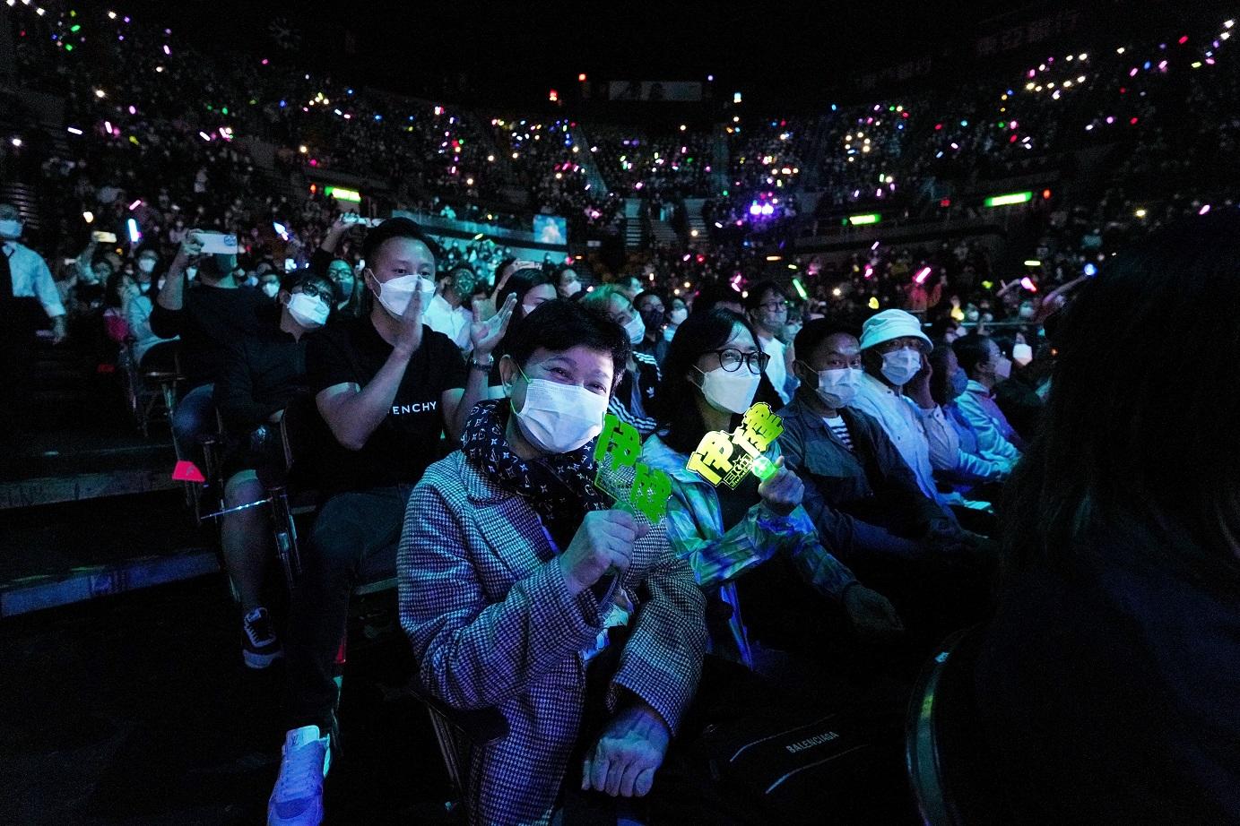 為《感激我遇見》和《仍能情深愛上》等經典情歌填詞的小美睇騷支持伊健。