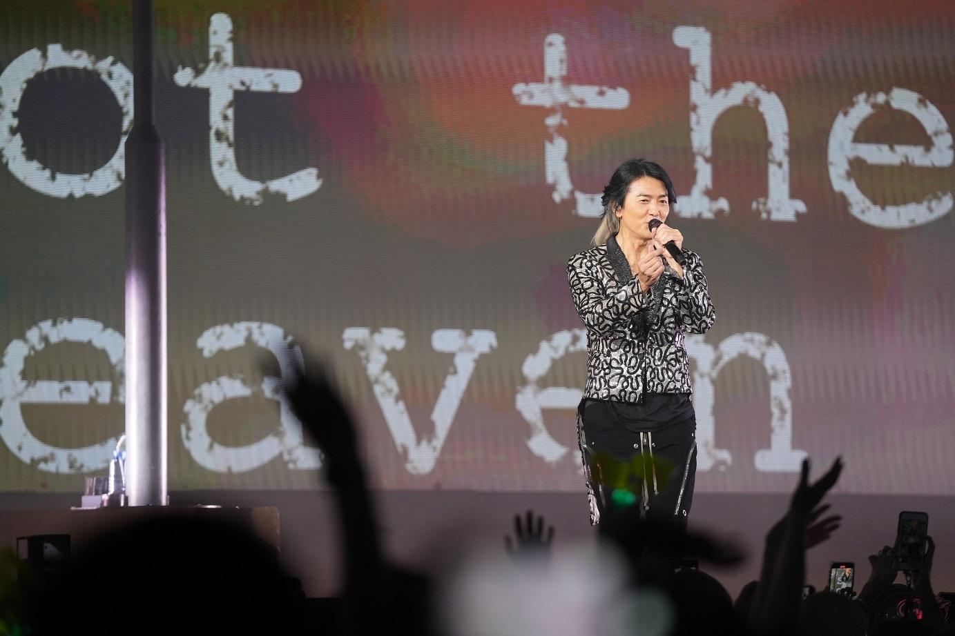 伊健在演唱會中唱出多首經典名曲。