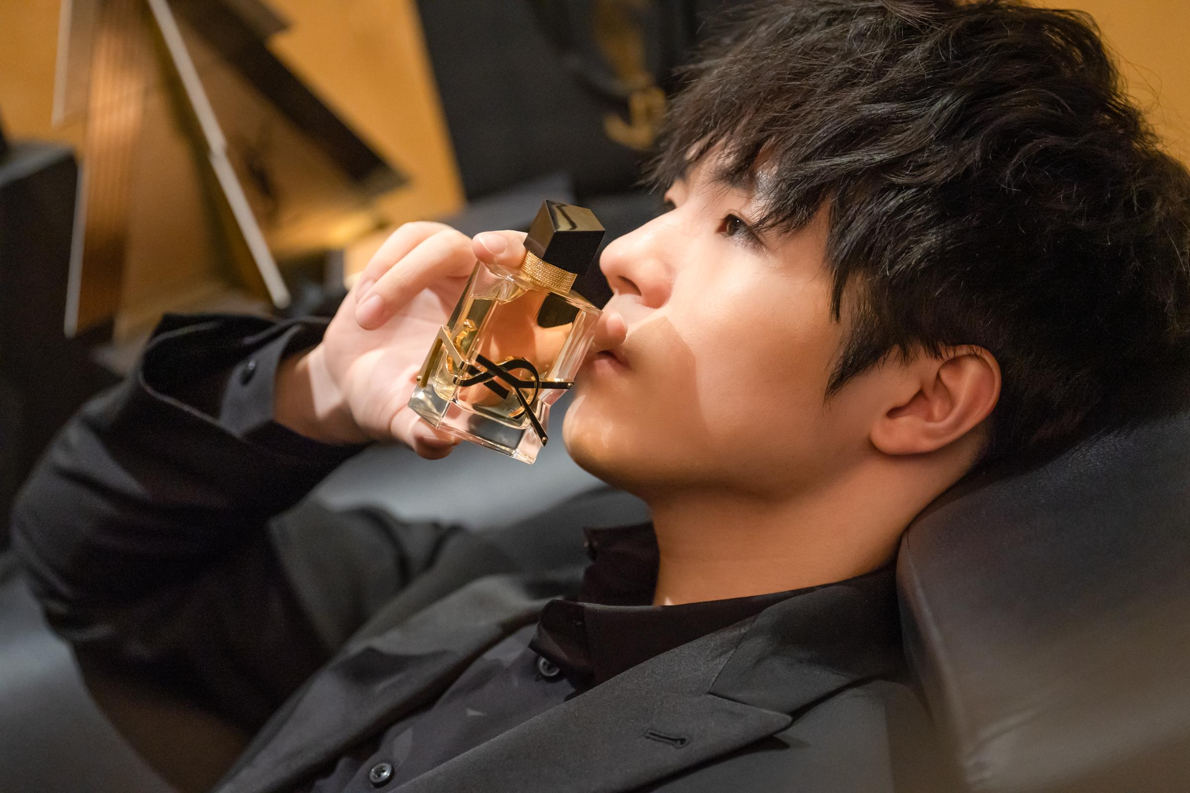 Ian陳卓賢宣傳YSL Beauté的聖誕彩妝系列及香水。