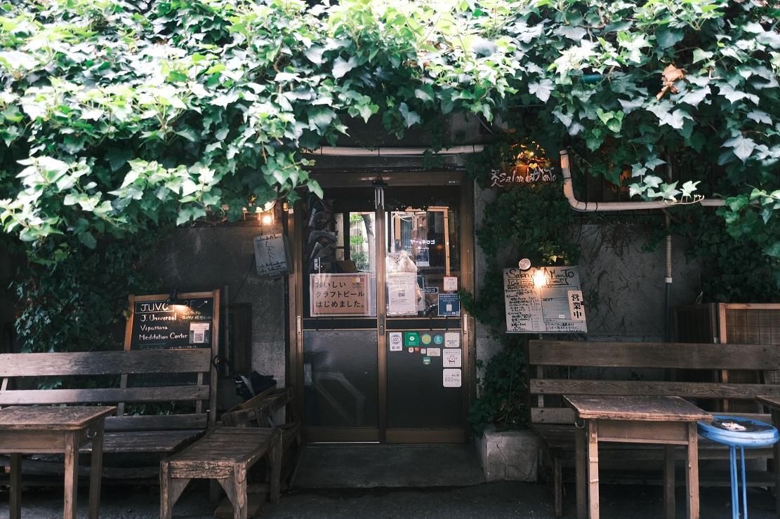 Salon de AManTo 天人門外被層層樹葉包圍,招牌旁邊掛著鵝黃色的鎢絲燈泡,很有宮崎駿動畫的奇幻感覺。