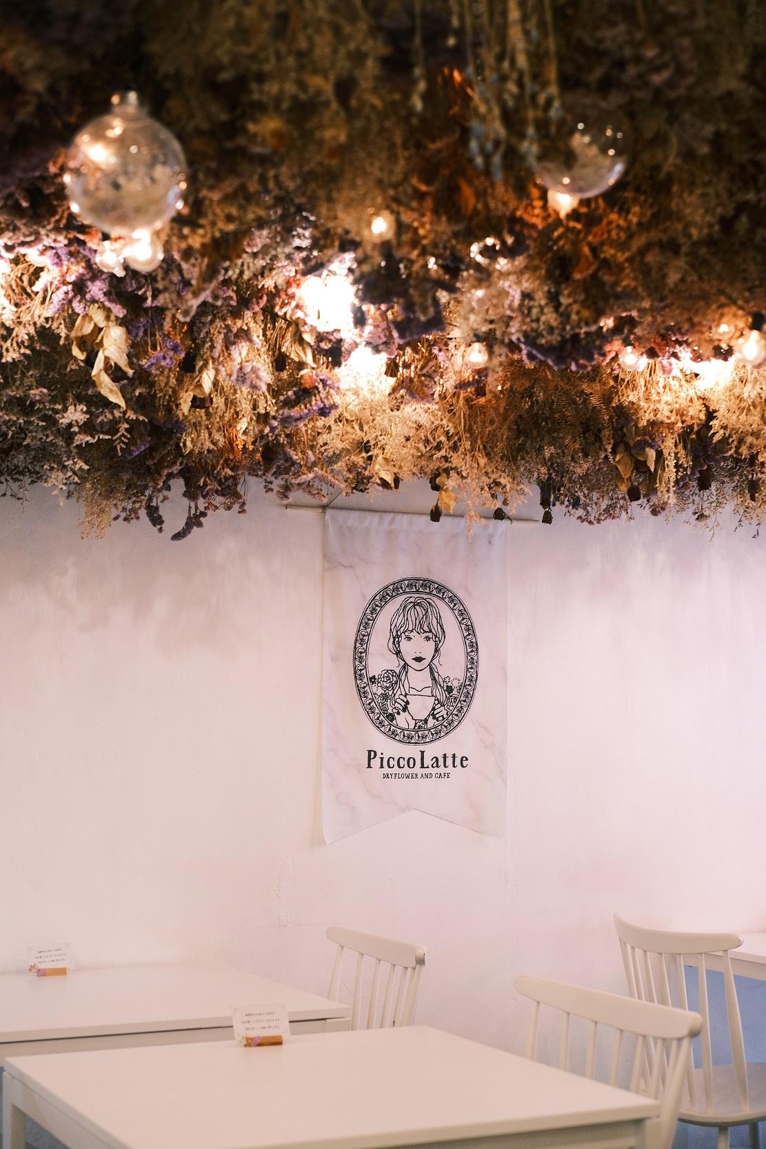 最大賣點是店舖天花板上倒掛大量粉紅色乾花,非常夢幻