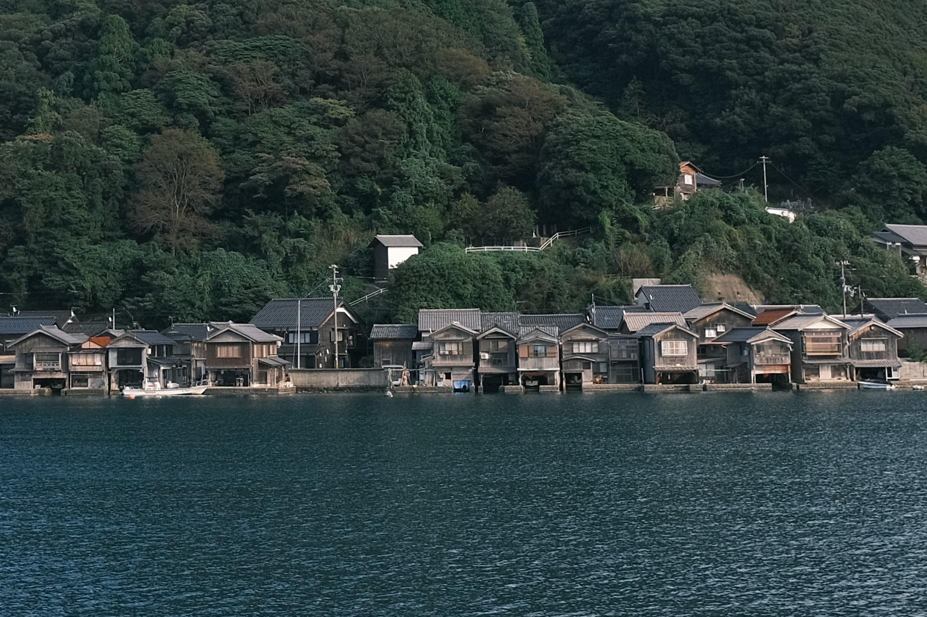 整排近五公里長的舟屋順著海灣而建