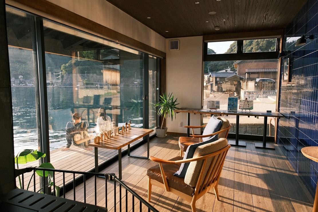 在場有不少情侶坐在海邊,是約會的好地點