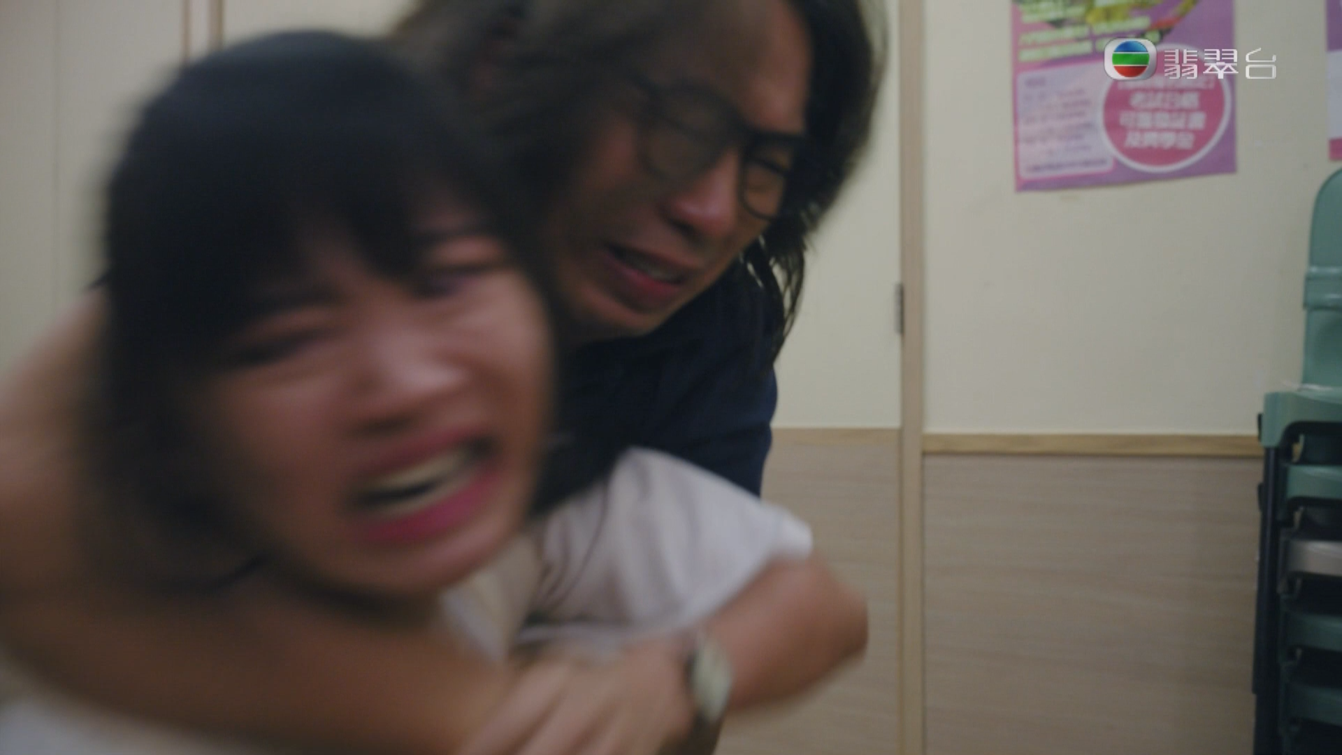 羅毓儀見到爸爸林敏驄與校長黃嘉雯親吻,感到晴天霹靂。