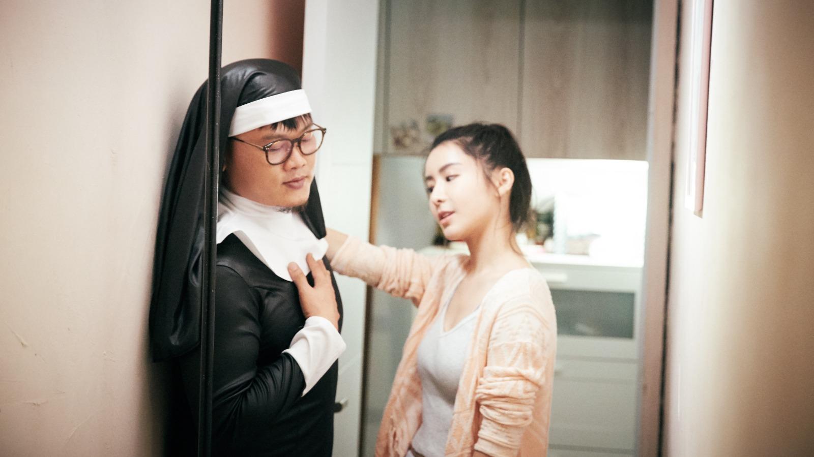 電影其中一幕,Shirley找白只幫忙時竟以修女打扮應門。