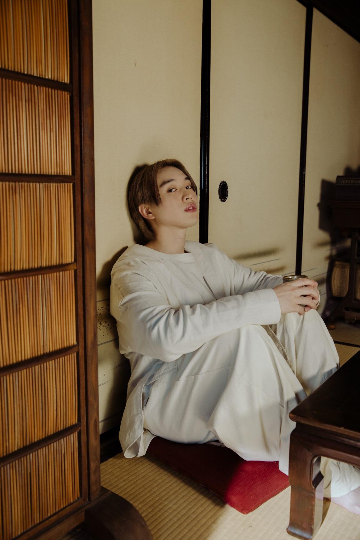 《坐看雲起時》MV講述男主角困在情傷陰影中。