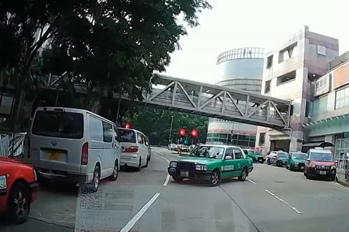 有新界的士疑因沒有拉手掣,失控撞向停泊在對面線的客貨車,惟其後驅車離去而未有停低。(片段截圖)