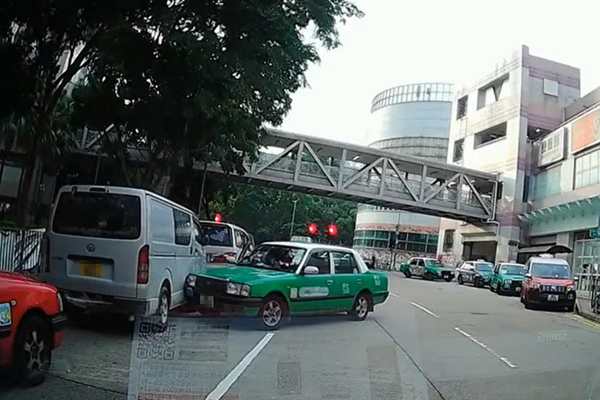 有新界的士疑因沒有拉手掣,失控撞向停泊在對面線的客貨車,惟其後驅車離去而未有停低。(片段截圖)