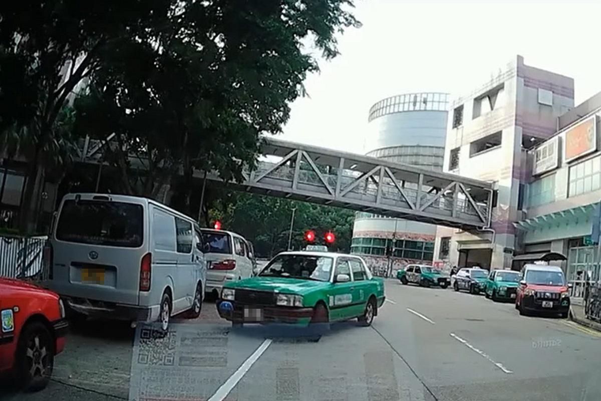 有新界的士疑因沒有拉手掣,失控撞向停泊在對面線的客貨車,惟其後驅車離去而未有停低。(片段截圖)