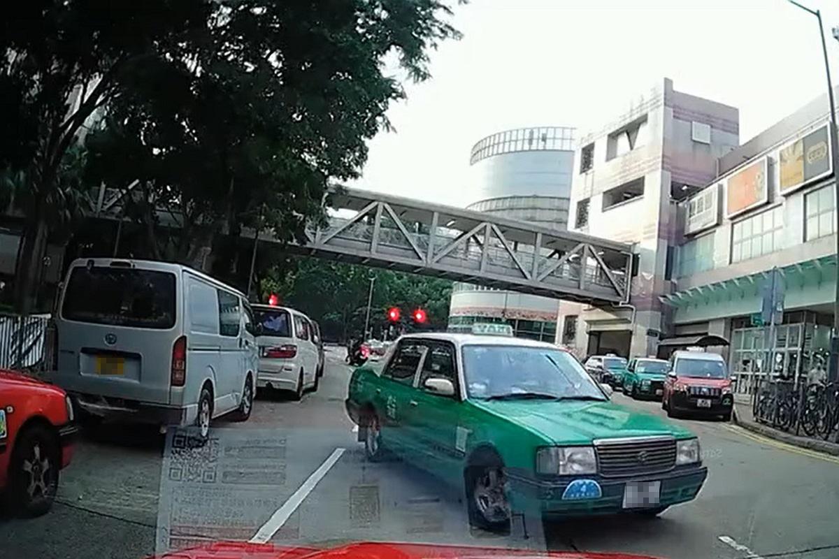 有新界的士疑因沒有拉手掣,失控撞向停泊在對面線的客貨車,惟其後驅車離去而未有停低。(片段截圖)