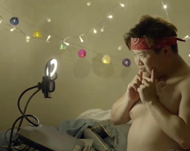 肥仔在《季前賽》上演一幕裸聊場面,並拍下多張半裸艷照。