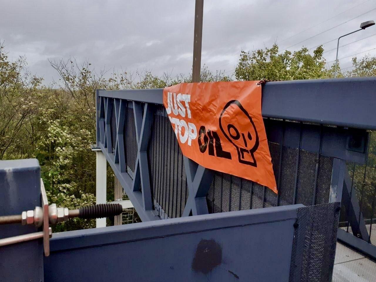 環保份子登上高速公路致道路癱瘓。(Twitter圖片)