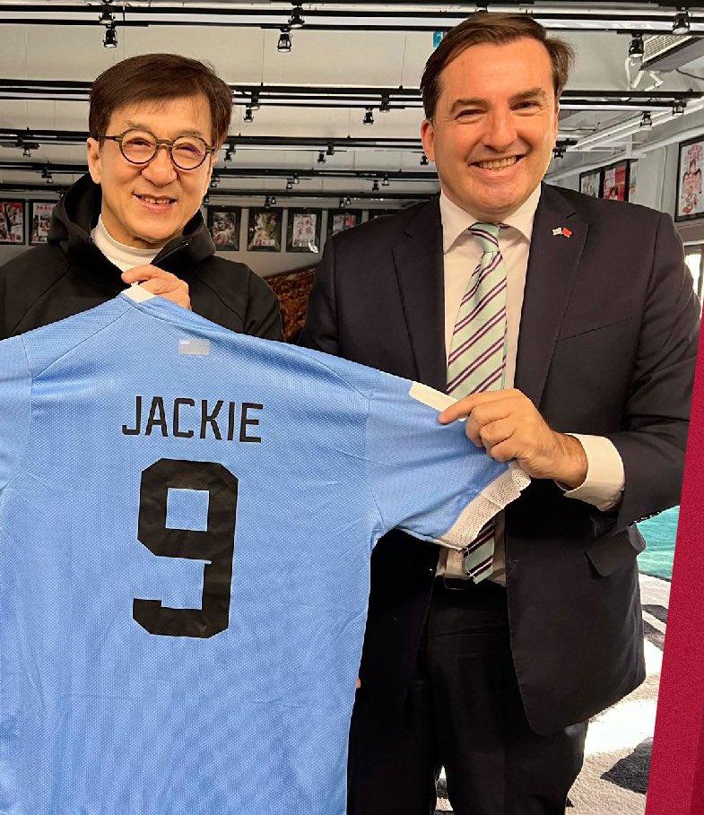 成龍獲贈烏拉圭9號球衣,為世界盃增添氣氛。(Twitter圖片)