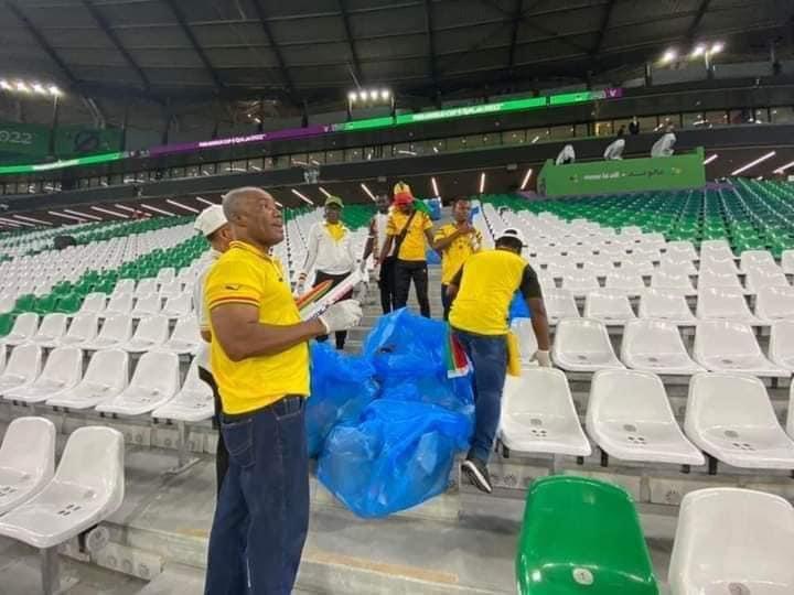 加納球迷受日本球迷感染,完場後主動執垃圾。(薩迪阿當斯twitter)