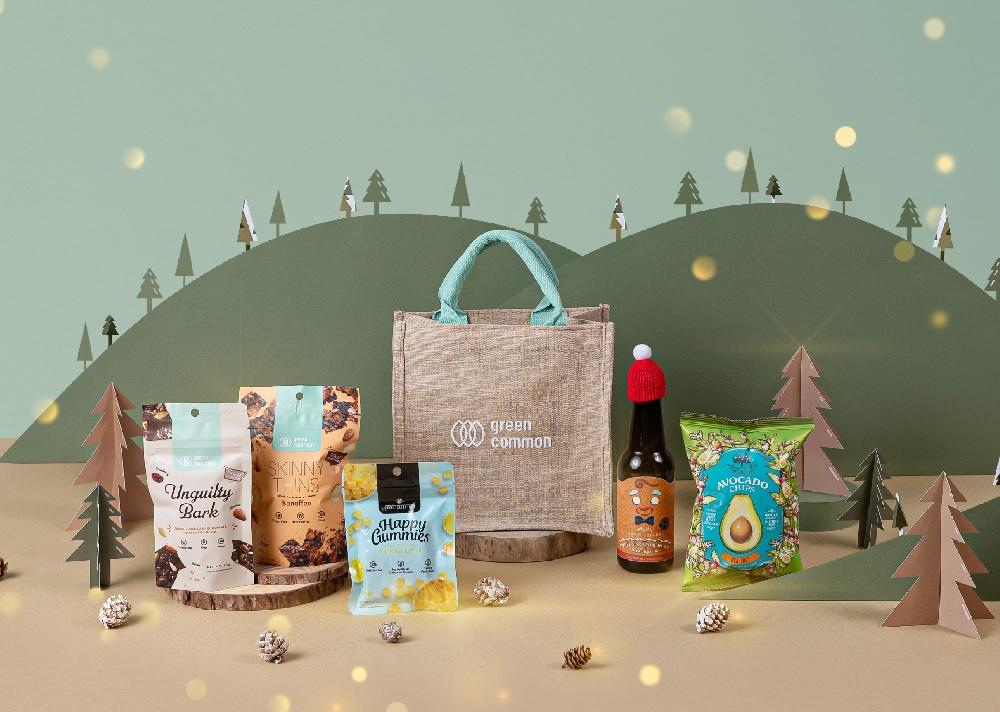 Green Common聖誕禮籃及禮物包│Warmness禮物包 港幣168元│包括 6 件精選產品︰ Green Common純素朱古力薄薄脆片(香蕉拖肥味)、Green Common純素天然果汁軟糖(金桔檸檬味)、Green Common零罪感朱古力、牛油果脆片、Mindful Sparks薑餅人薑啤(附送 Green Common麻質禮物袋)。