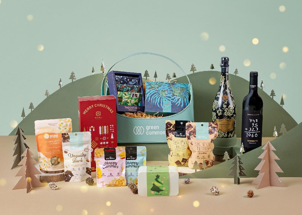 Green Common聖誕禮籃及禮物包│Kindness 聖誕禮籃(網店限定)港幣988元│包括 11 件精選產品︰CORRECTO Tempranillo、Sparkling Sweet Moscato "So Easy"、Green Common 純素朱古力薄薄脆片(香蕉拖肥味及咖啡味)、Green Common純素天然果汁軟糖(芒果及金桔 檸檬味)、Green Common 零罪感朱古力、好茶養生聖誕花茶禮盒、OP! Sweet Vegan Snow Ball Cookie Boxset、NOMS芝士香蔥腰果、Theo & Philo 純素朱古力套裝。