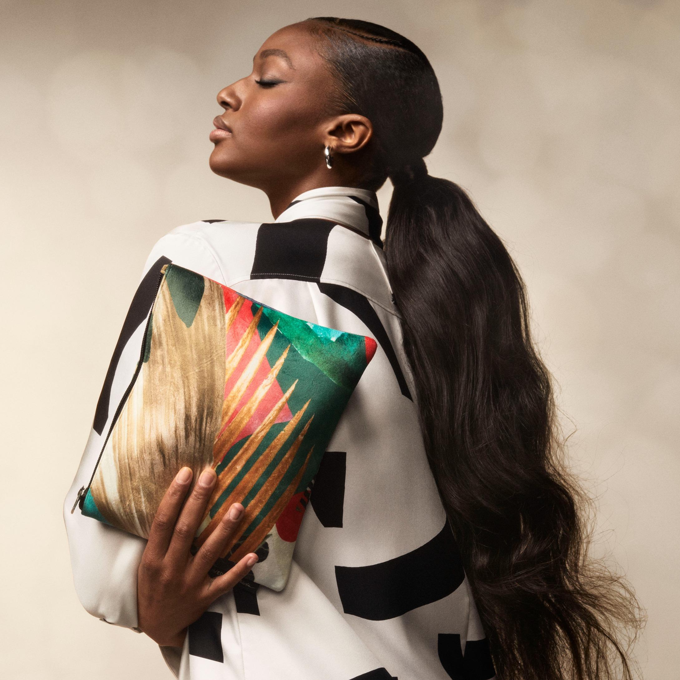 Aveda x 3.1 Phillip Lim限量版化妝袋 $360 化妝袋採用100%再生PET材質、奢華天鵝絨外層和光滑緞面內襯製成,可收納美容必需品,別緻設計彰顯時尚氣息。