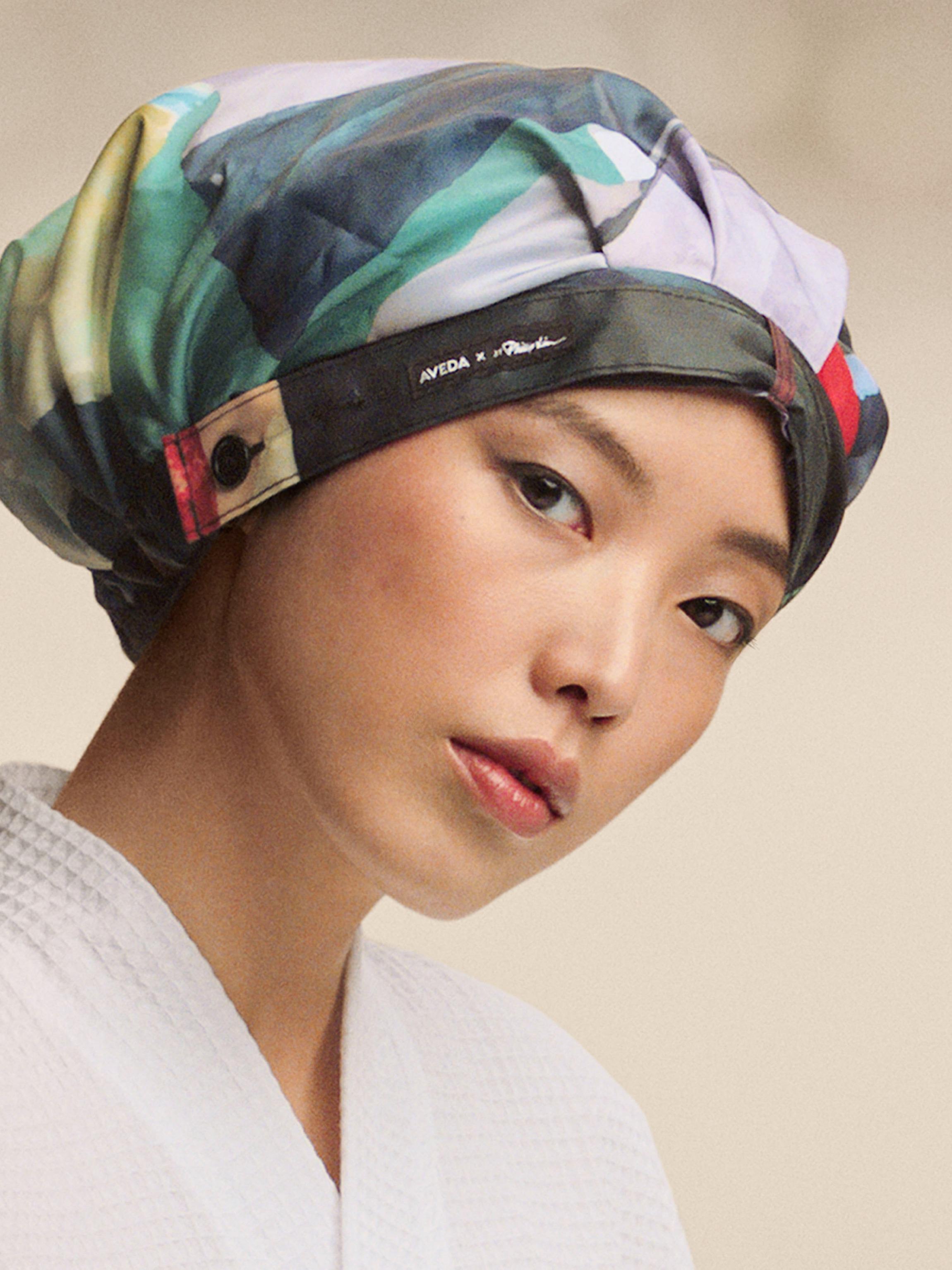 Aveda x 3.1 Phillip Lim限量版淋浴帽 $480 淋浴帽配以今年獨特印花圖案,同樣採用100%再生PET製成,包括防水外層和柔軟的毛圈內襯。配有可調節鈕扣開合,可根據需要調整尺寸。