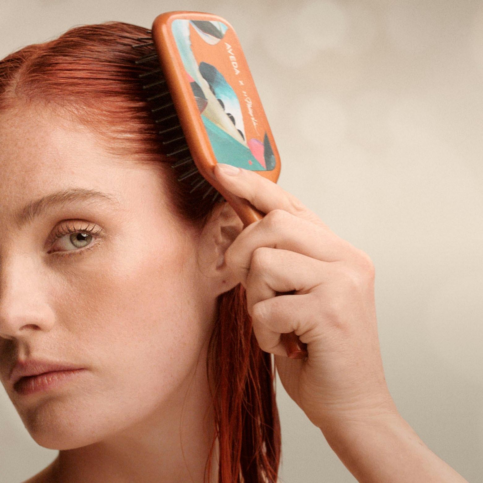 Aveda x 3.1 Phillip Lim限量版迷你按摩木梳 $320 輕巧的專業髮梳以70% 的回收纖維紙盒包裝製成,伸展式刷毛易於梳理髮絲,並減少吹乾和造型時對頭髮和頭皮的壓力。