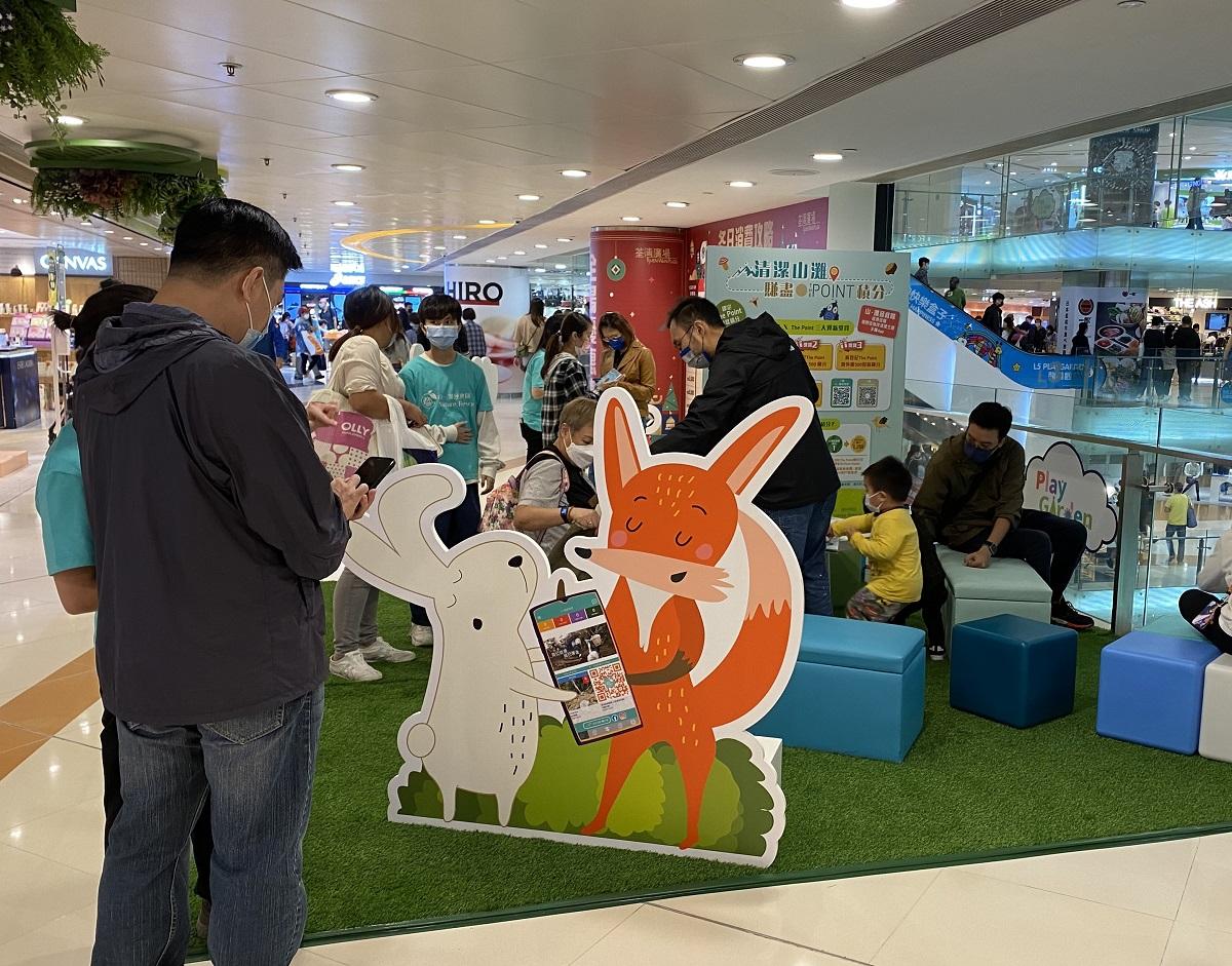 新地在主要商場舉行快閃攤位活動,吸引更多人加入清潔山灘行列。(新地提供)