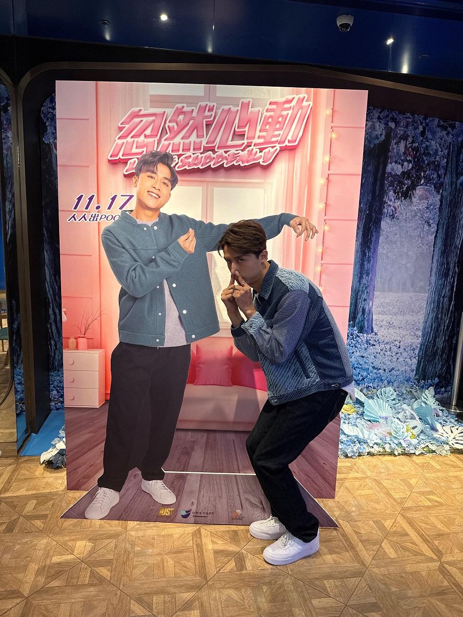 AK見自己的紙版公仔,擺出鬼馬甫士合照。