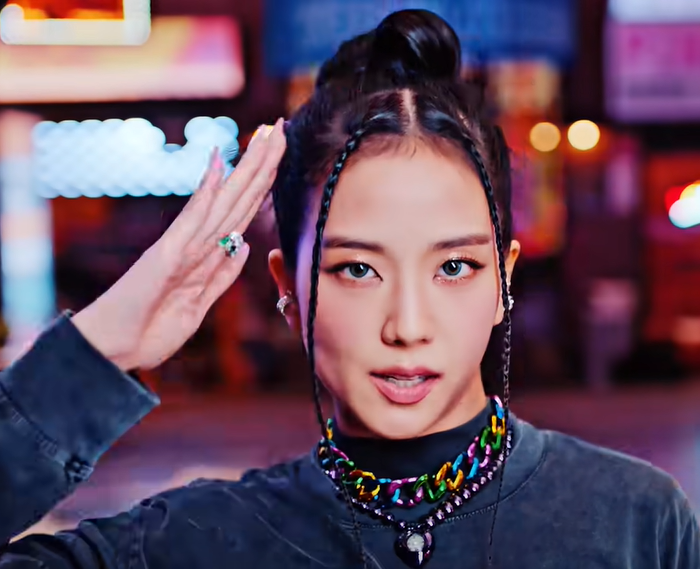 JISOO在MV中破格地換上暗黑煙燻妝。