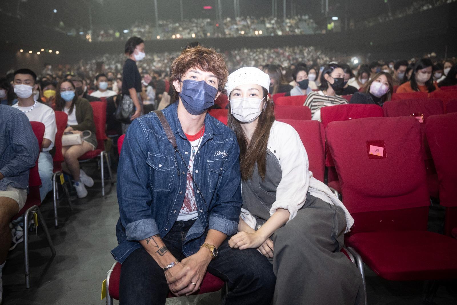 謝安琪與老公張繼聰睇騷。