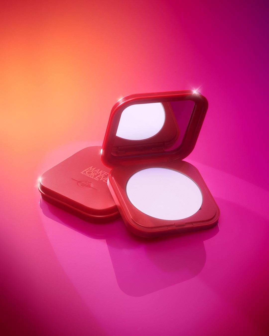 2022聖誕彩妝合集|ULTRA HD 超高清無瑕蜜粉餅 $330 王牌「神級粉」 換上獨特的節日包裝!超輕盈的霧面定妝蜜粉餅,細紋、毛孔即時隱形。方便攜帶外出補妝,全日提供隱形絲絨保護膜般的柔滑定妝效果。