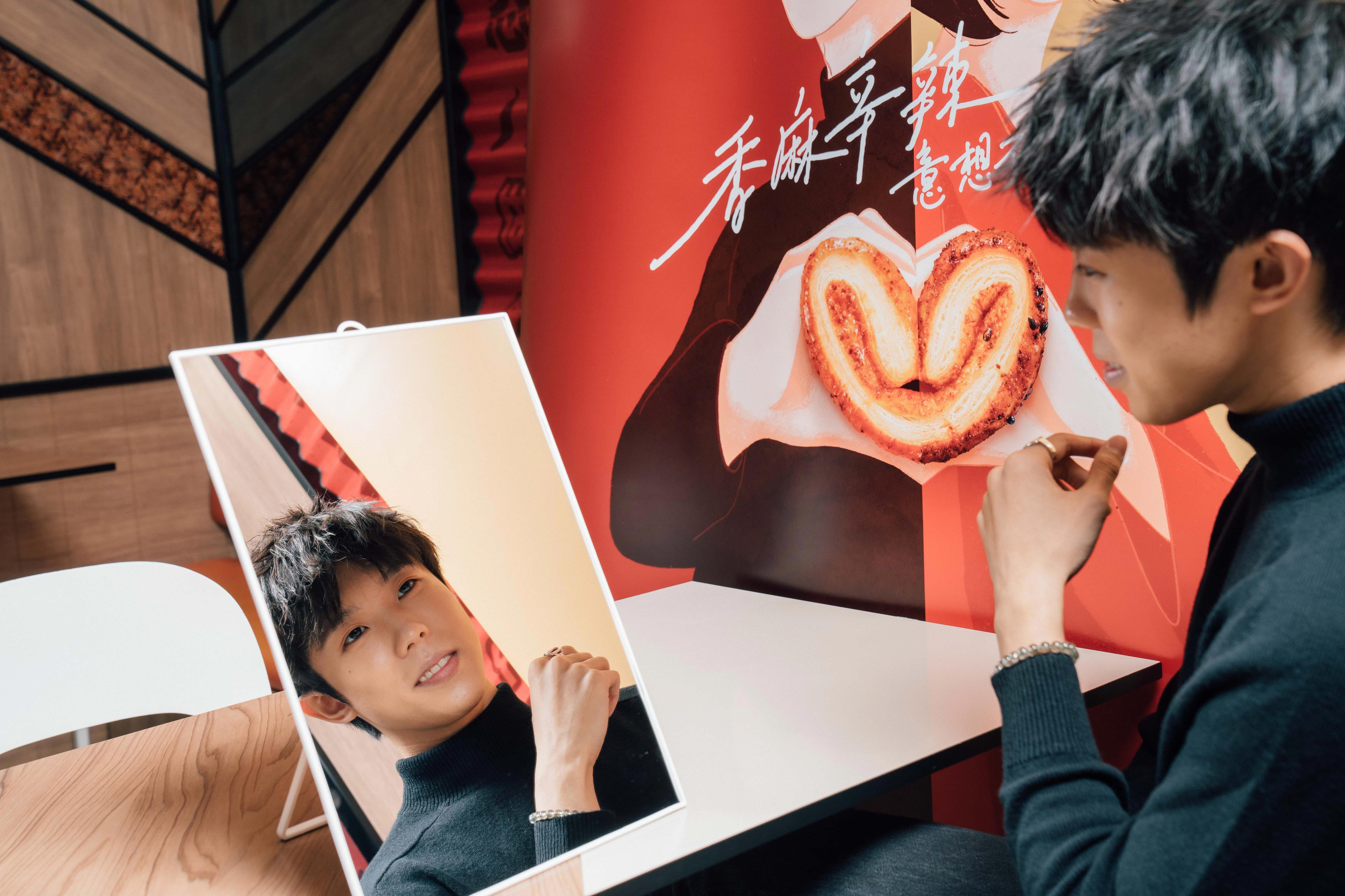 今次三哥找來男團P1X3L成員Marco率先試食全新「譚仔三哥 X 望月:雙椒相遇二人餐」和兩款蝴蝶酥