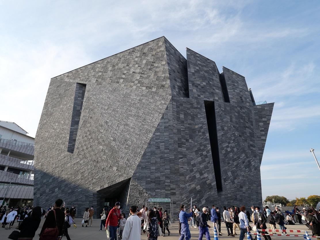 由建築大師隈研吾打造的立體建築,遠看彷彿從地平線隆起的巨大岩石。