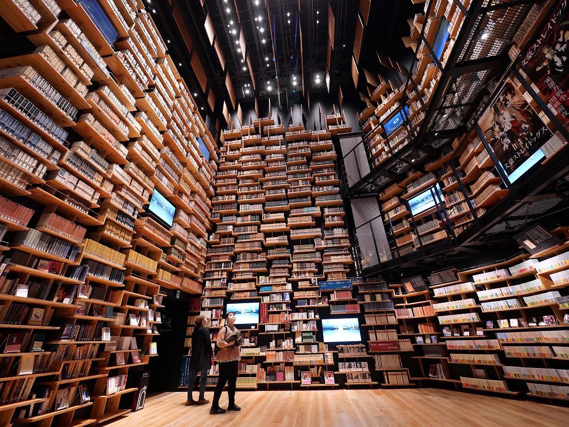 「書架劇場」,挑高8公尺的不規則書架牆極其震撼,2020年紅白大賽YOASOBI就在這裏表現。