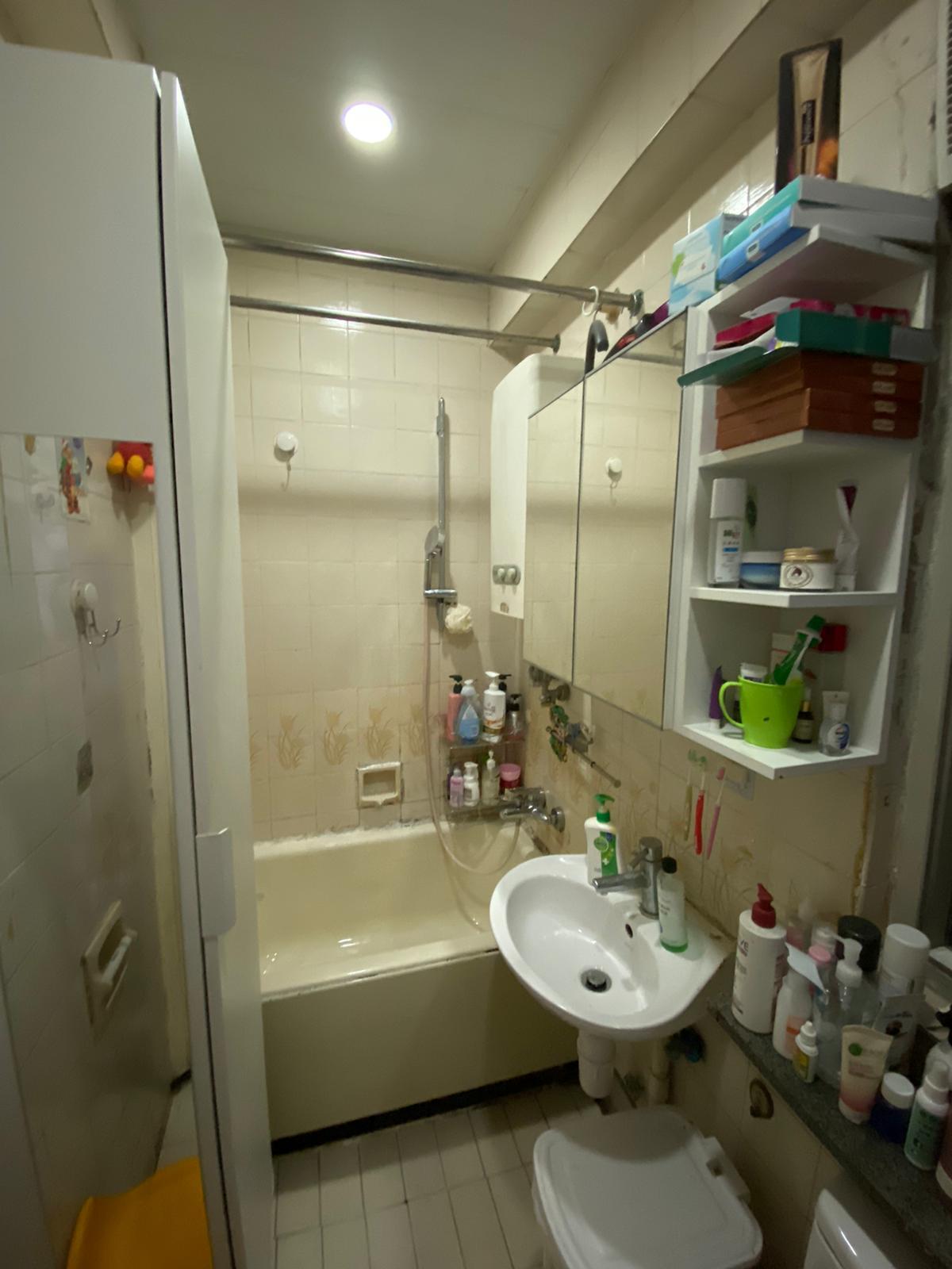 浴室面積算闊落,放上儲物櫃後,仍有不少空間使用。