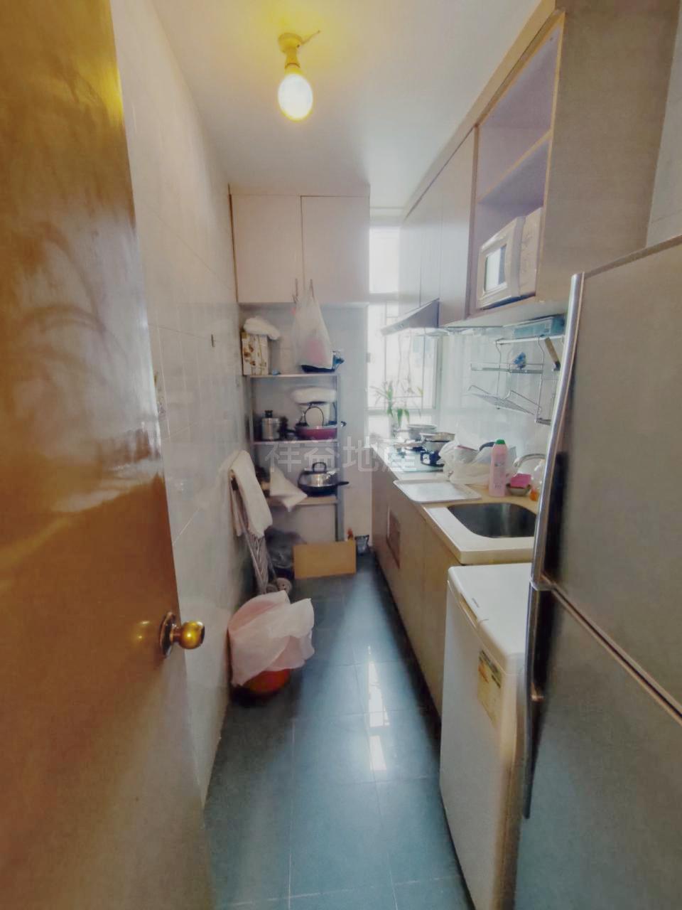 單位廚房呈長條形,尚算闊落實用。(代理提供相片)