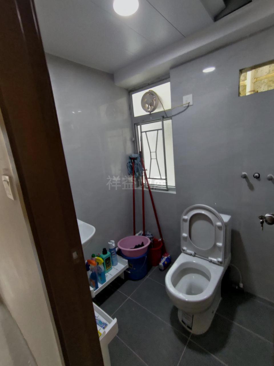 浴室為明廁設計,裝修新淨。(代理提供相片)