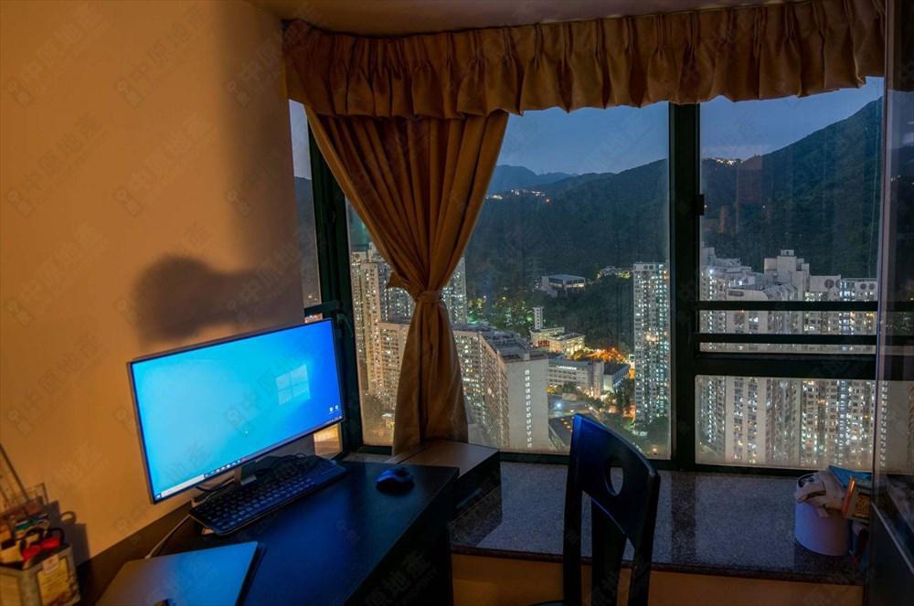 單位景觀以開揚遠樓景和山景為主,日夜景致都吸引。(代理提供)