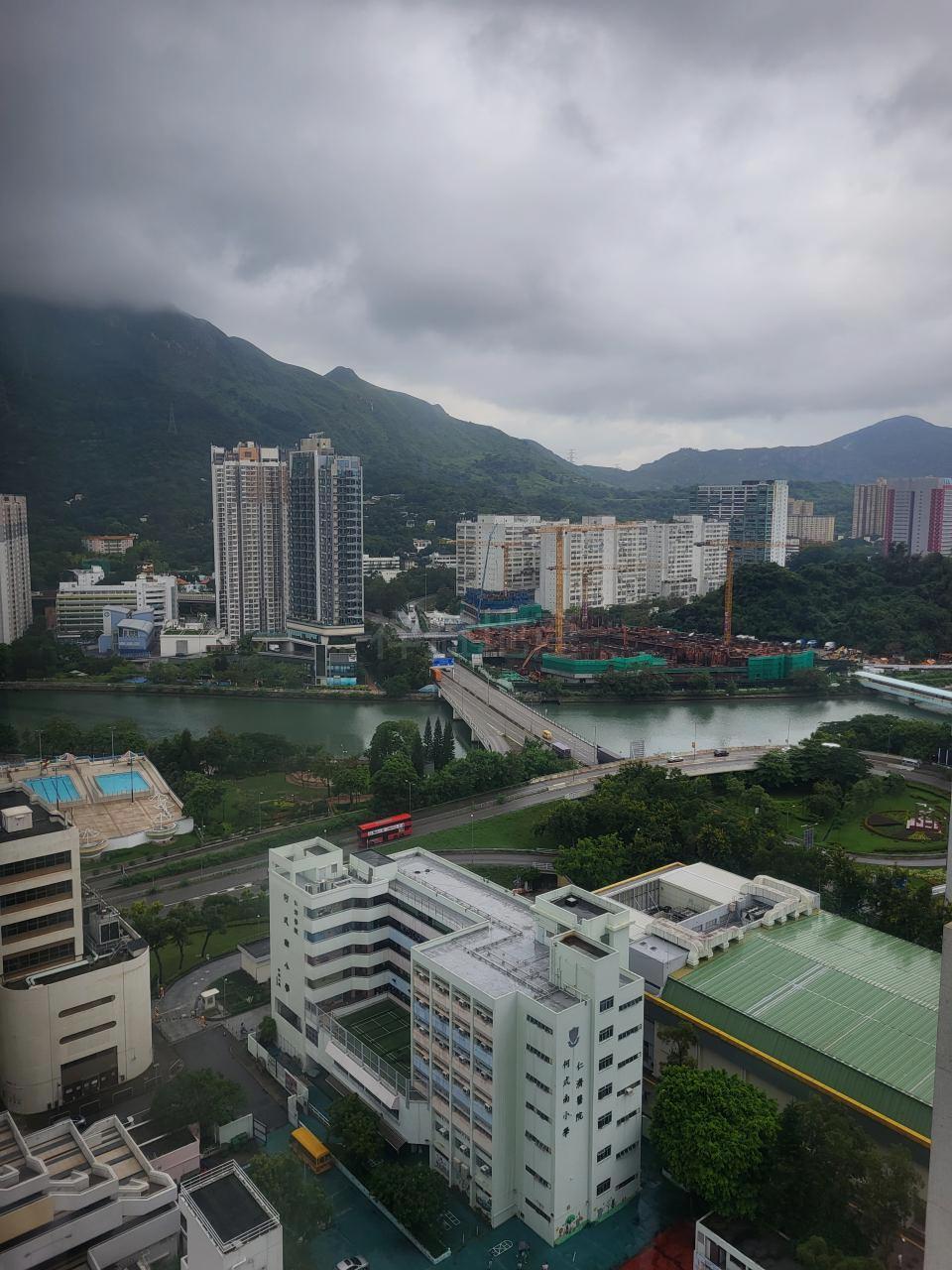 單位景觀開揚吸引,望河景、山景和市景。(代理提供)