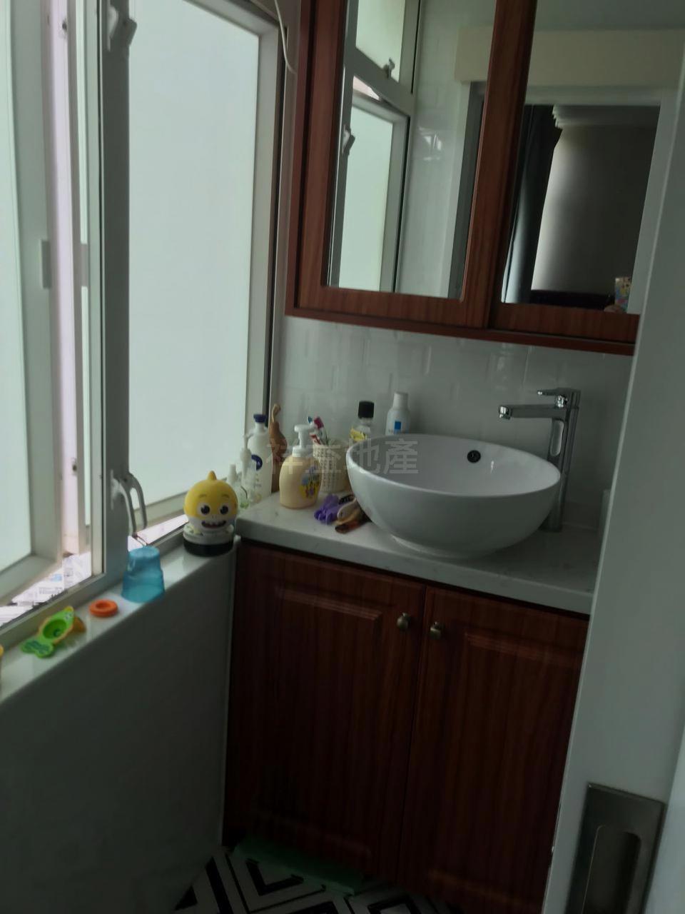 浴室設有大窗,通爽不侷促。(代理提供)