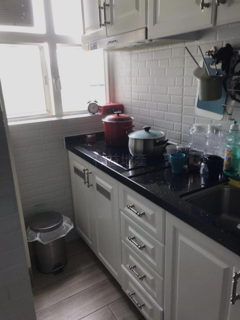 廚房配套簇新齊全。(代理提供)