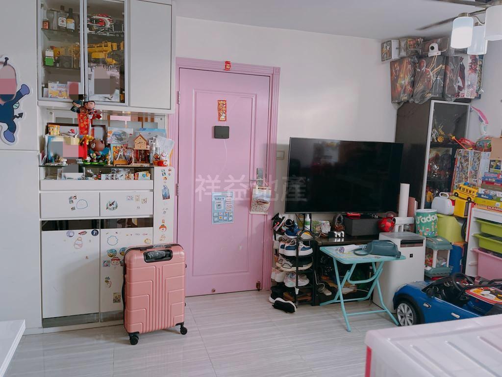 大廳以長方形開則,無玄關位,間隔相當實用。(代理提供)