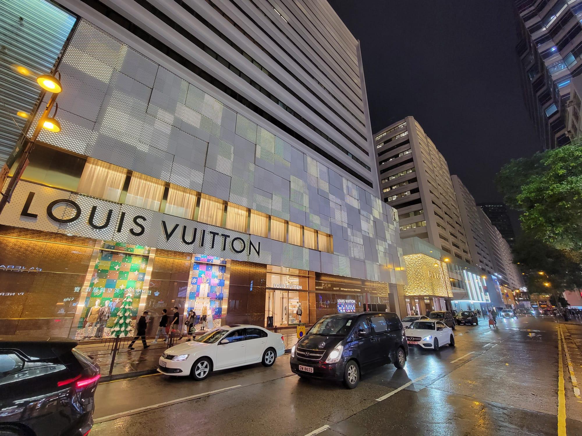 昔日自由行旅客滿街的尖沙咀廣東道,近年受疫情影響,舖位租金大幅下挫,但仍是今年全球租金第二貴街道,排名僅次於紐約上第五大道。(鍾式明攝)