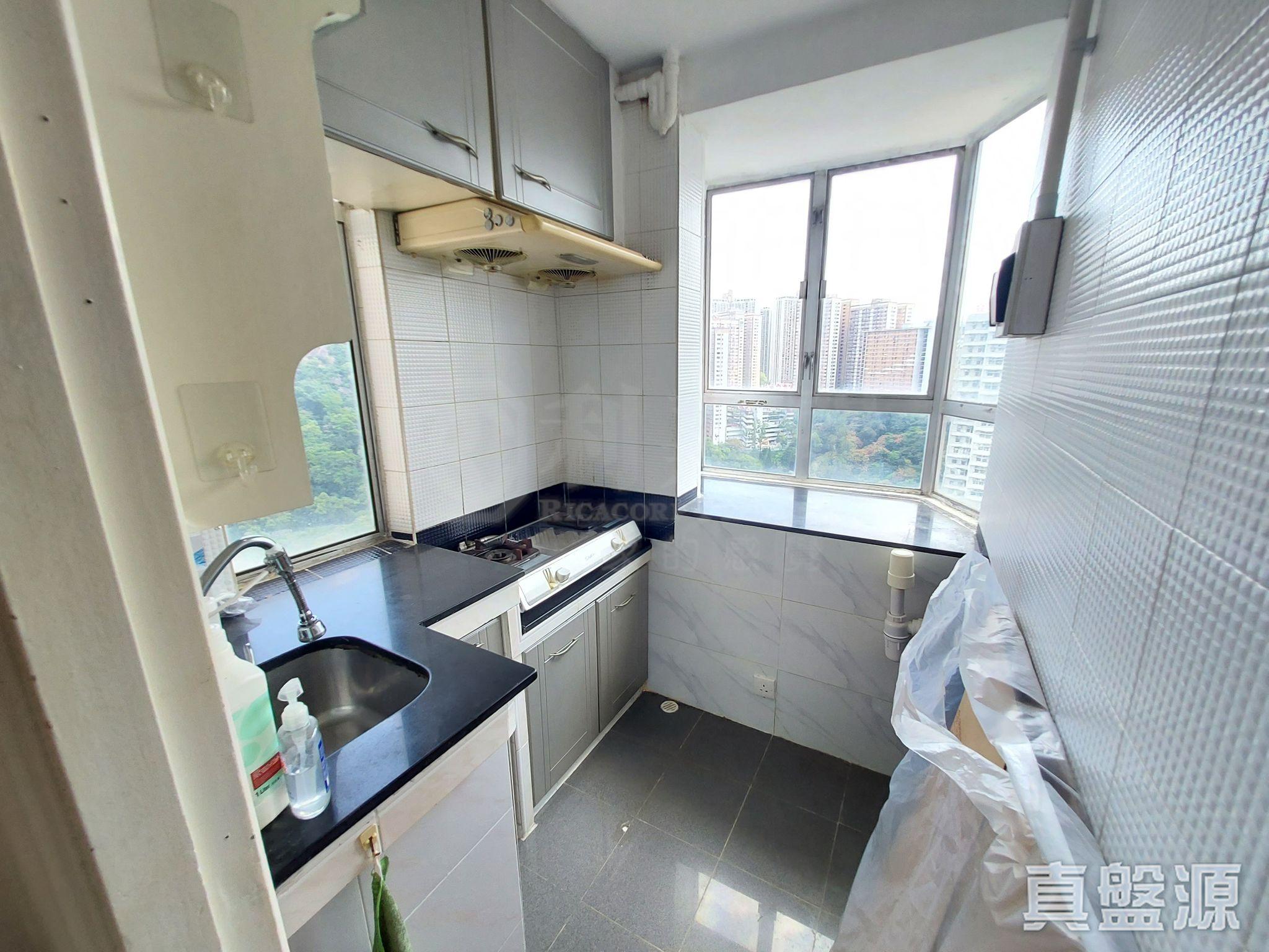 廚房裝修新淨,設有兩邊大窗戶,非常光猛通爽。(代理提供)