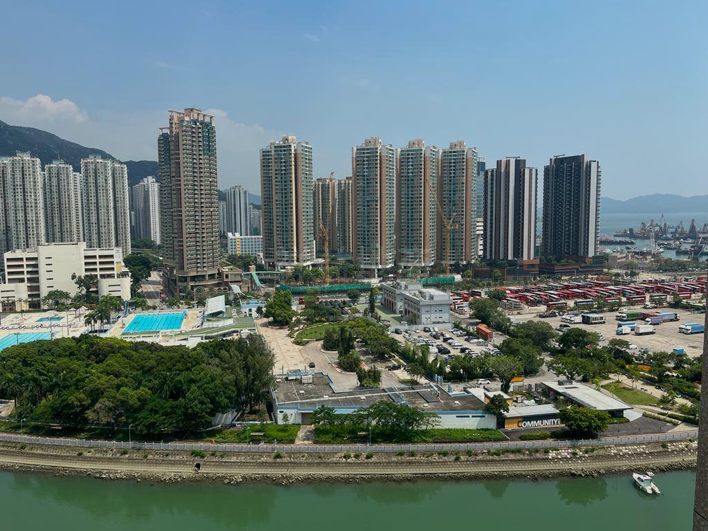 單位的大廳和睡房均享有開揚河景、市景、泳池景和部分海景,景觀殺食吸引。(代理提供)
