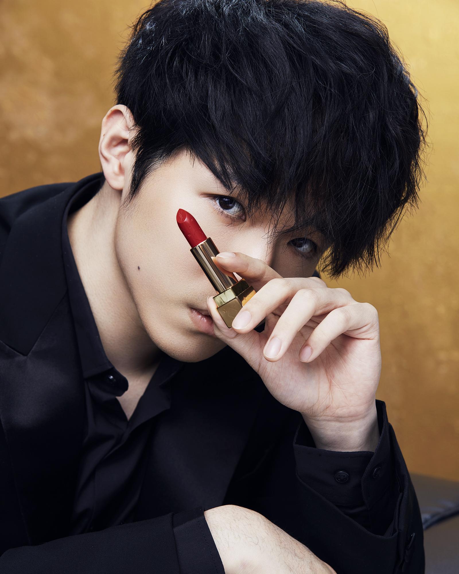 Ian手執節日限量版絕色唇膏N° 157拍攝。