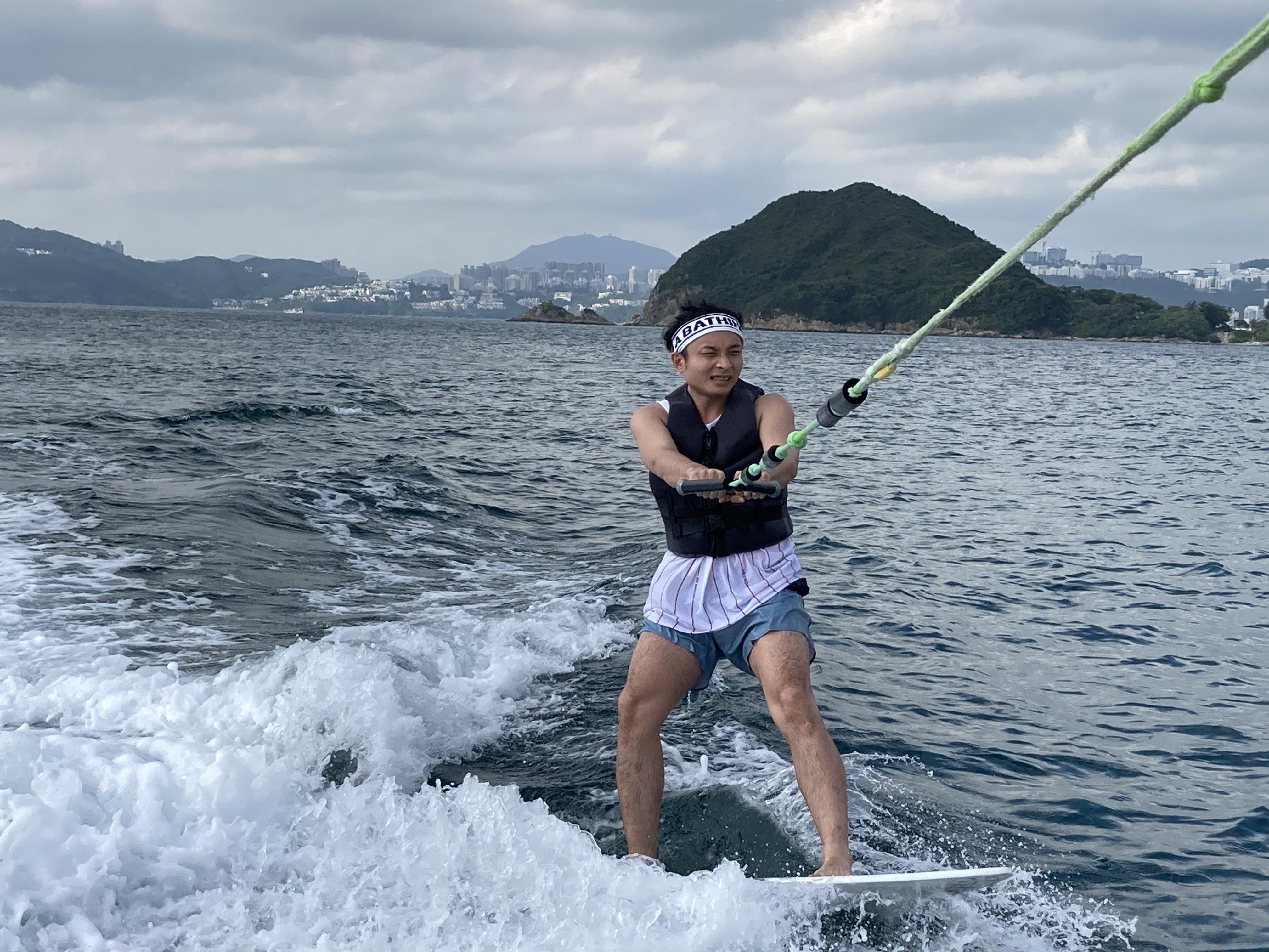 阿Dee在節中玩wakesurf。